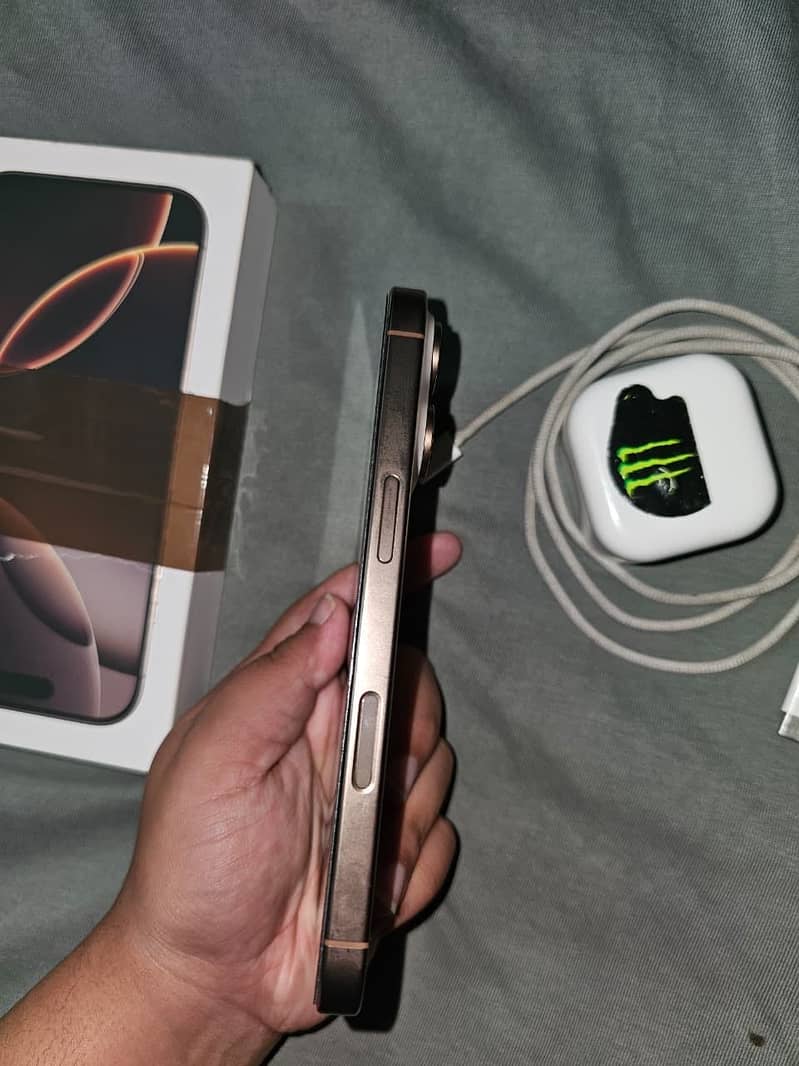 Apple iPhone 16 Pro 1