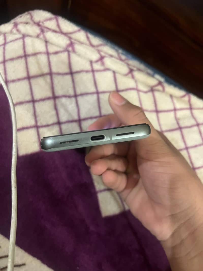 Google Pixel 8 4