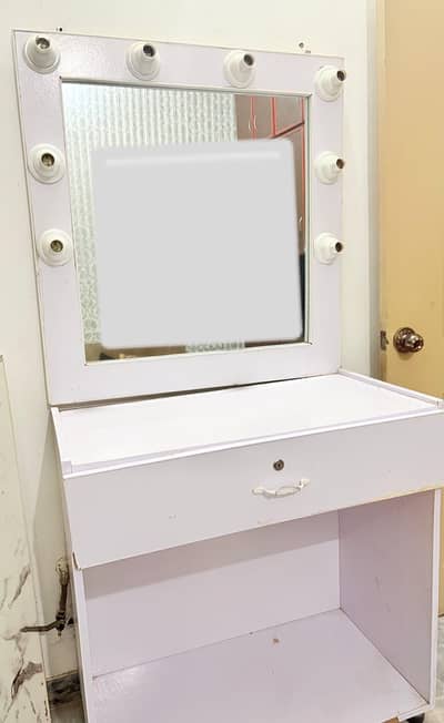 dressing table (vanity)