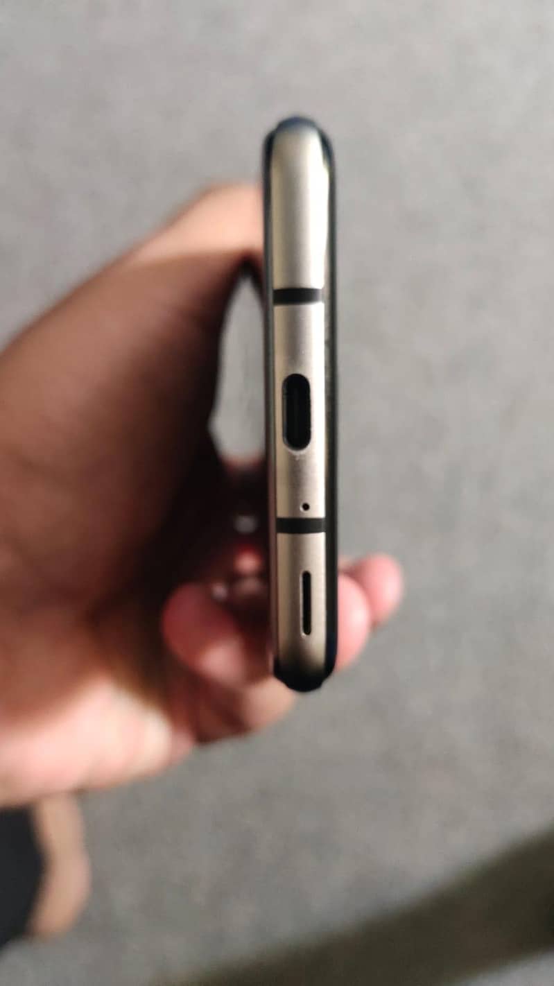 Sharp Aquos R3 3