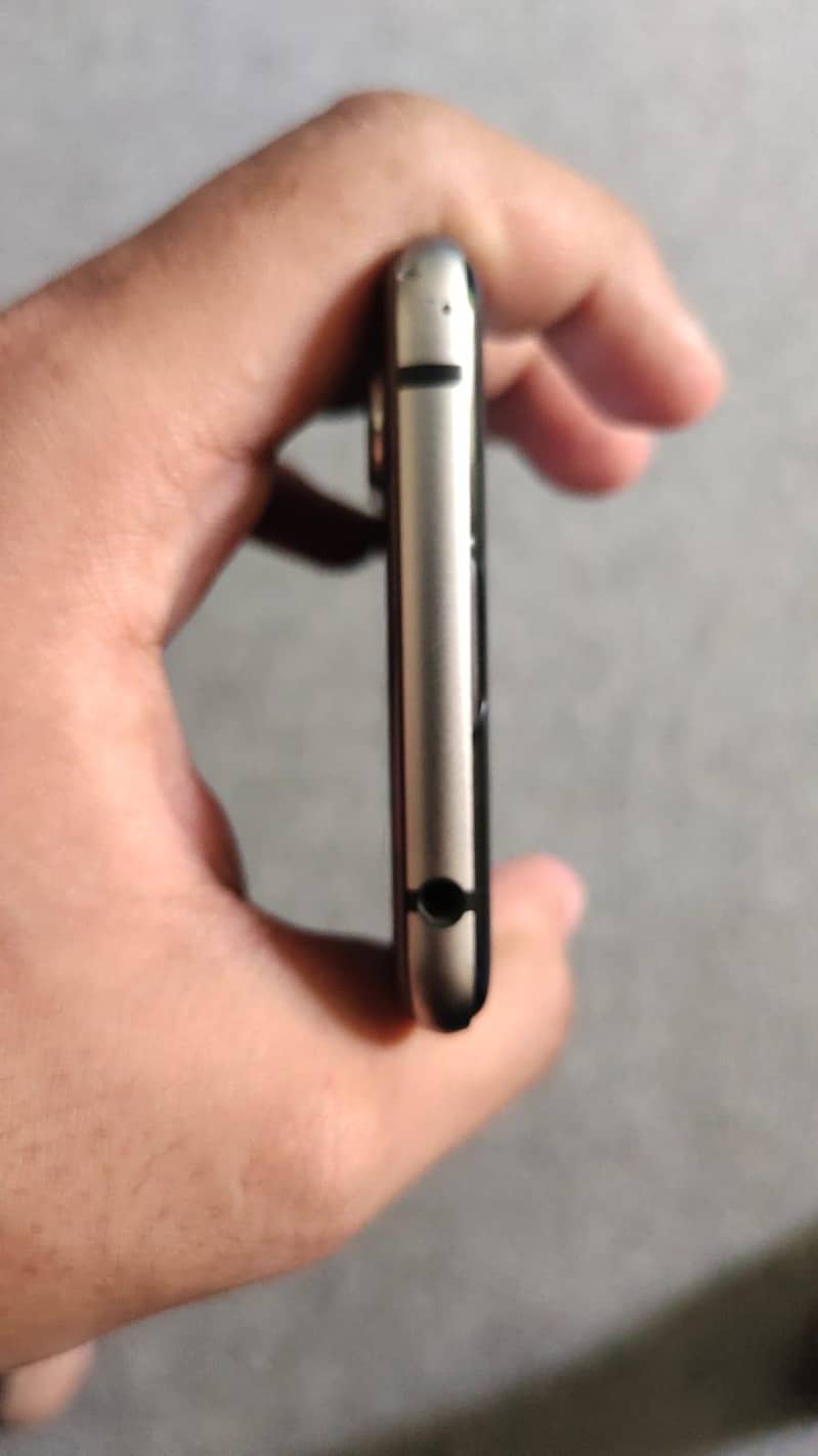 Sharp Aquos R3 5