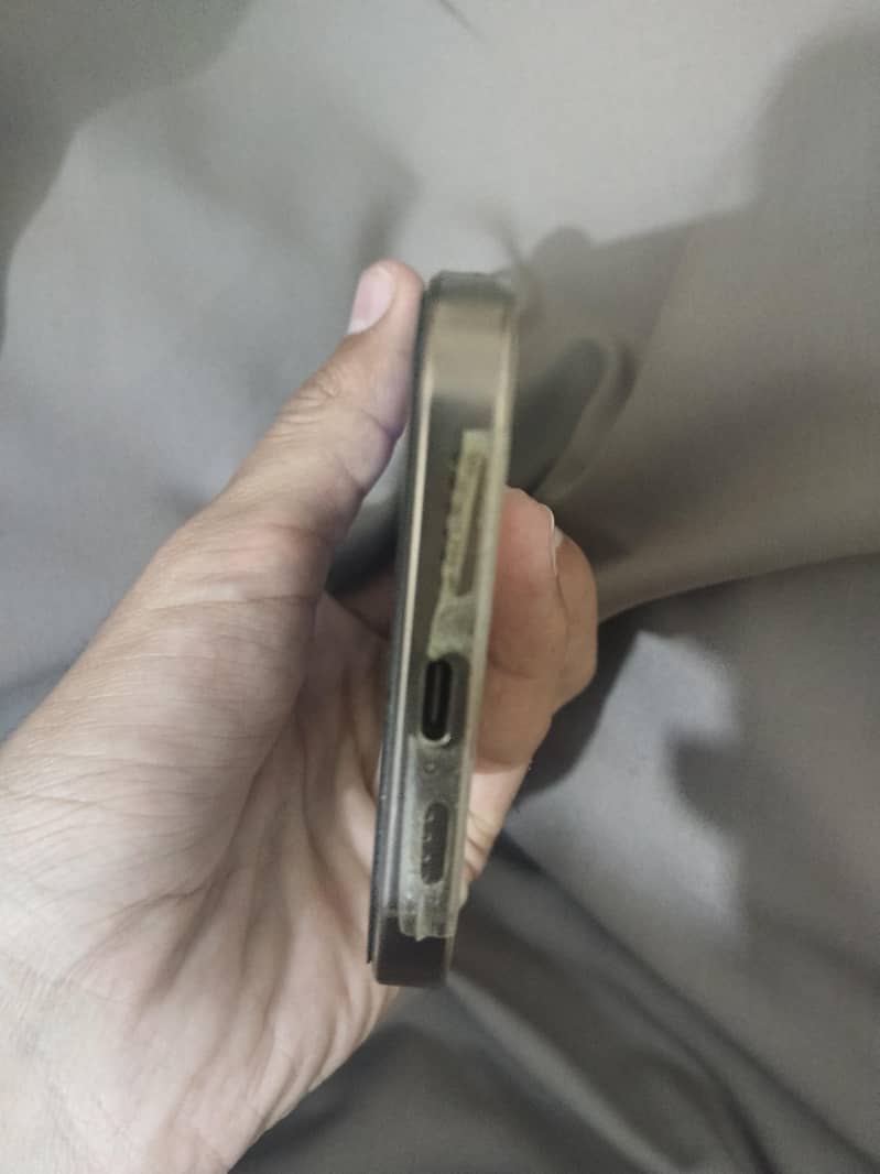 Apple iPhone 16 Pro Max 4