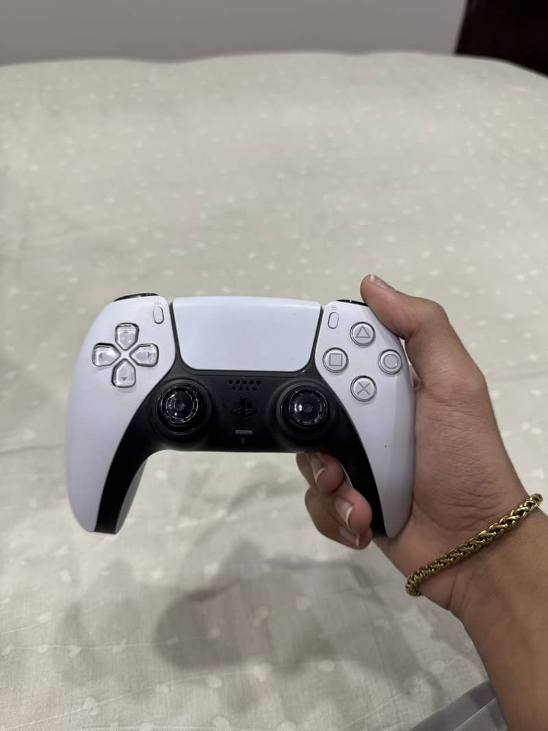 Ps5 with one controller 2