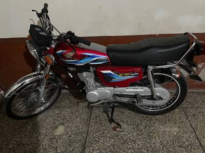 honda 125 CG lush condition just 6200 km chali hai  applied for jesi