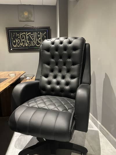 Ceo chair like brand new