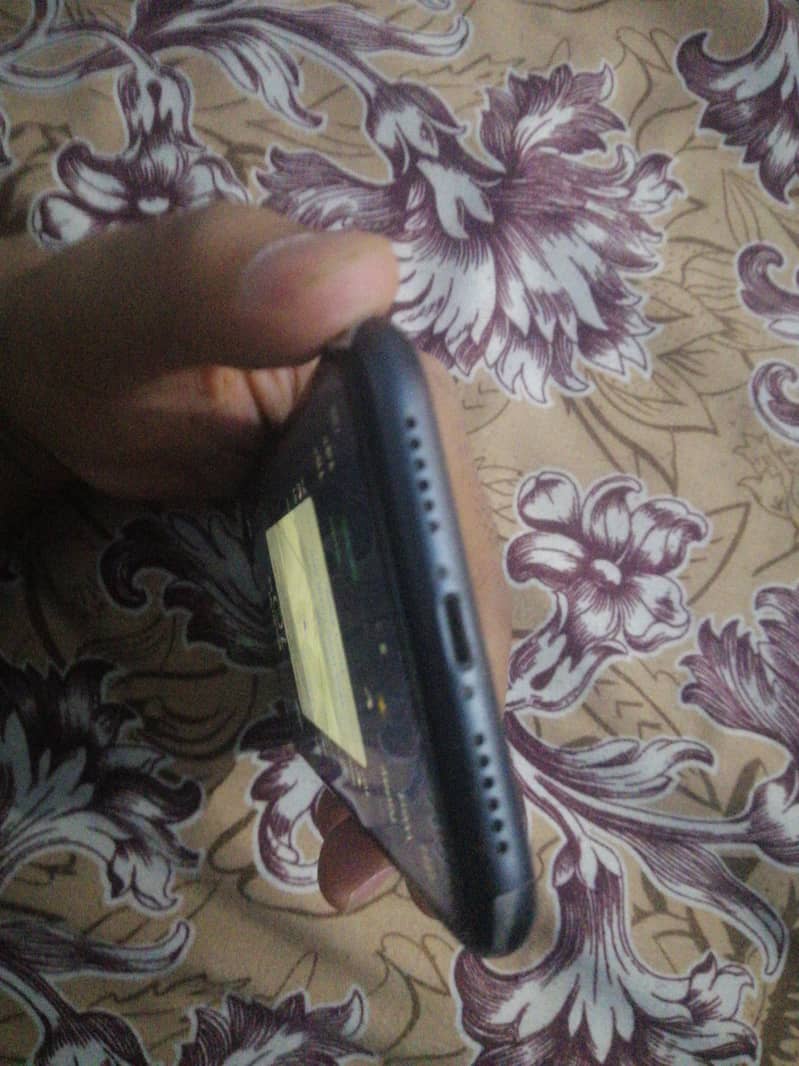 Apple iPhone 11 3