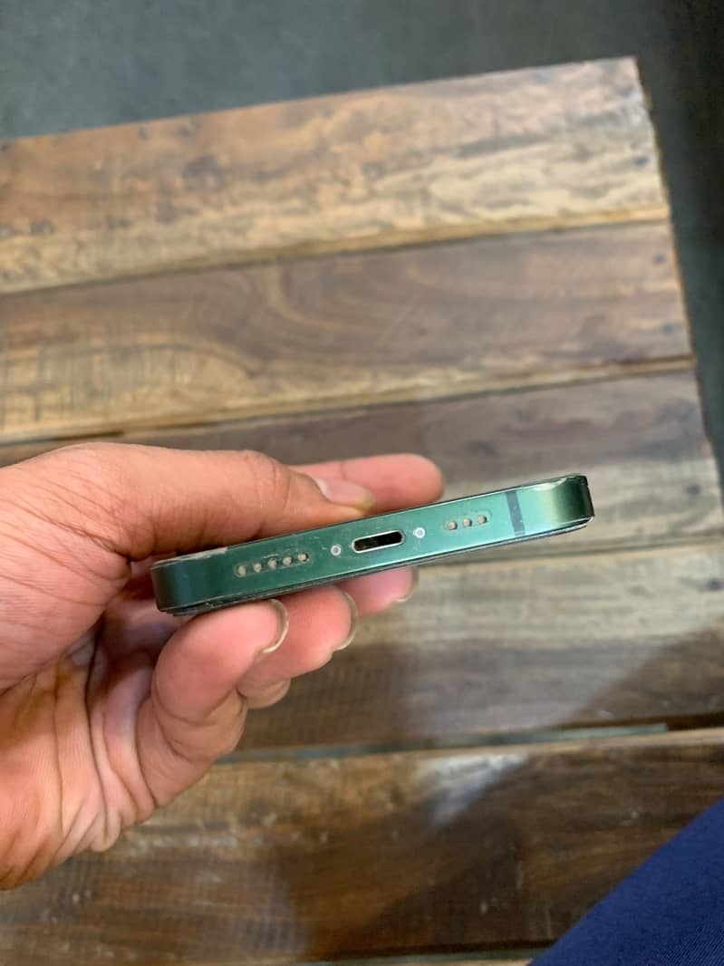 Apple iPhone 13 4