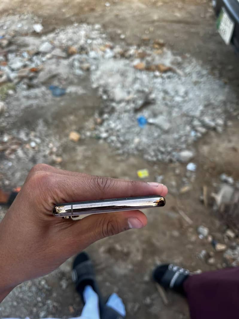 Apple iPhone XS Max 3