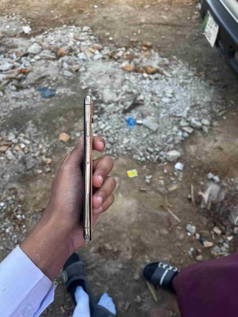Apple iPhone XS Max 4