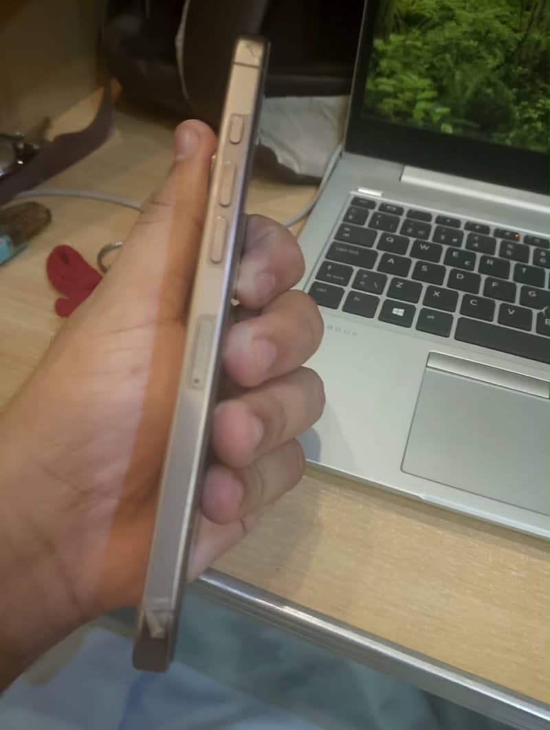 Apple iPhone 16 Pro Max 4