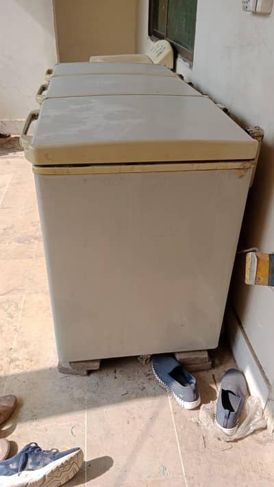 3 doors pel company freezer 9/10 condition