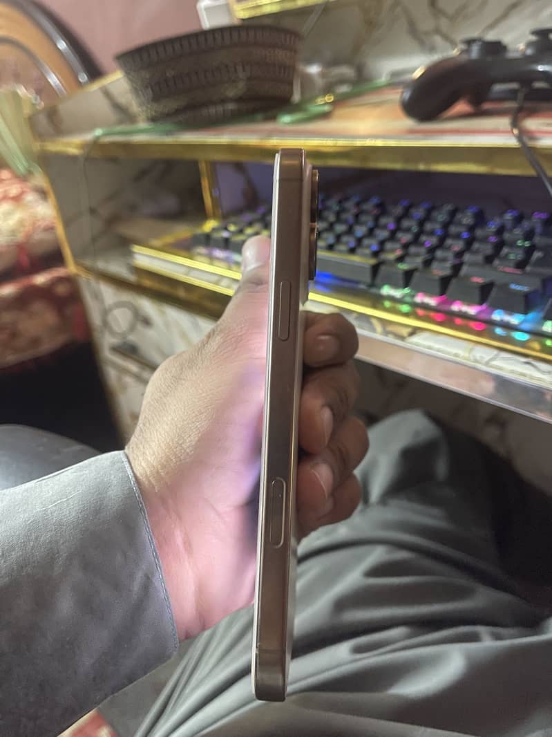 Apple iPhone 16 Pro Max 4