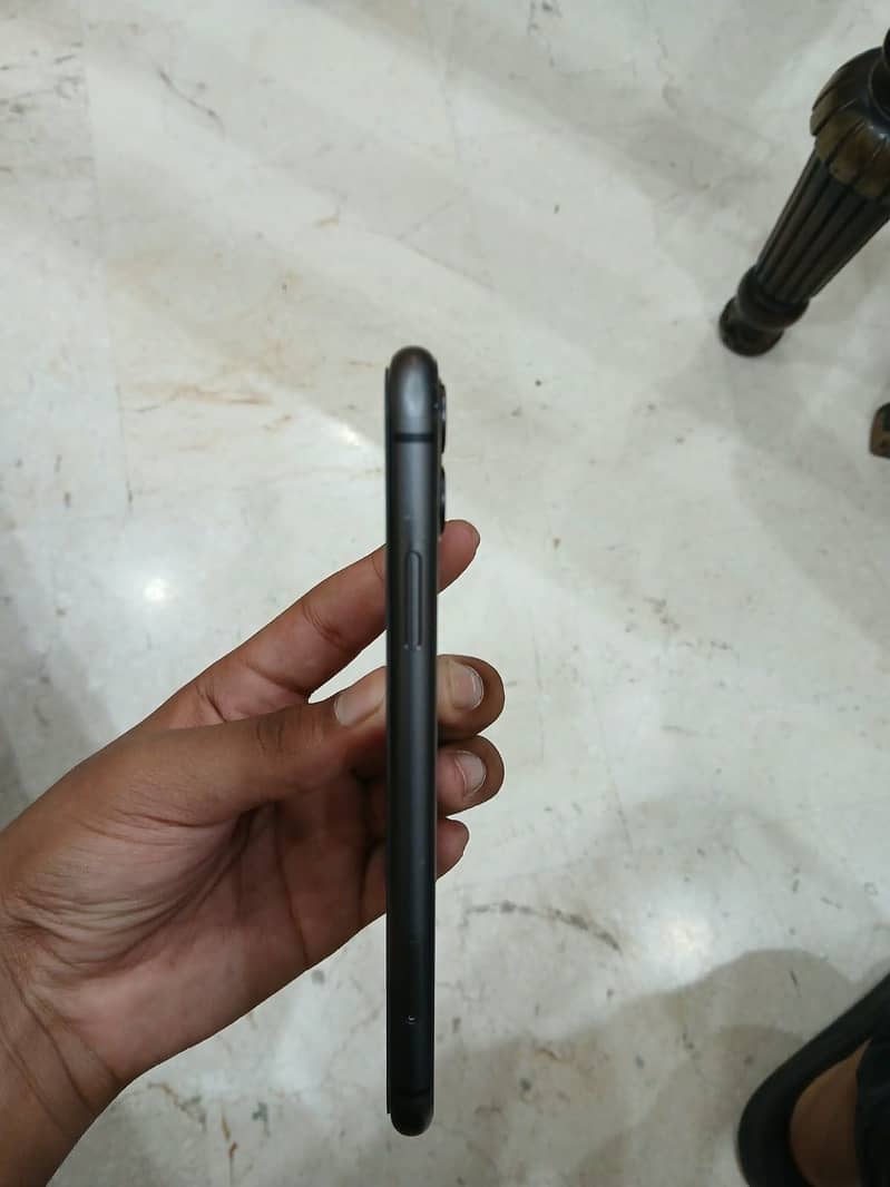 Apple iPhone 11 4