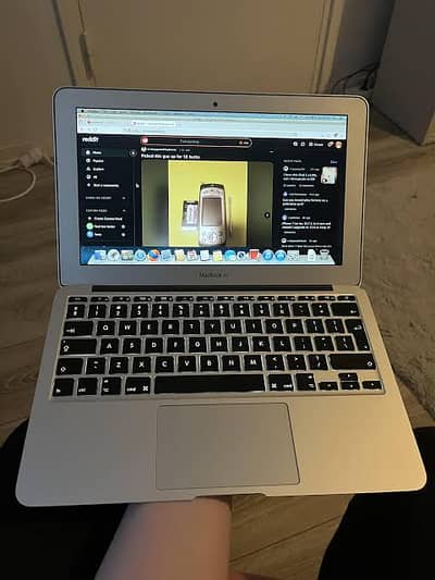 Macbook Air 2012 with original charger 0+3+00-7265484