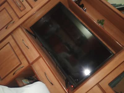 Samsung led 43 inch Android version new conndition 10 by 9