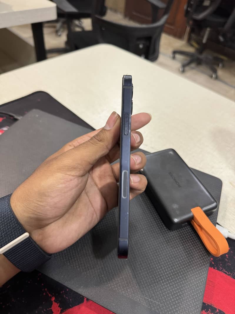 Apple iPhone 12 4