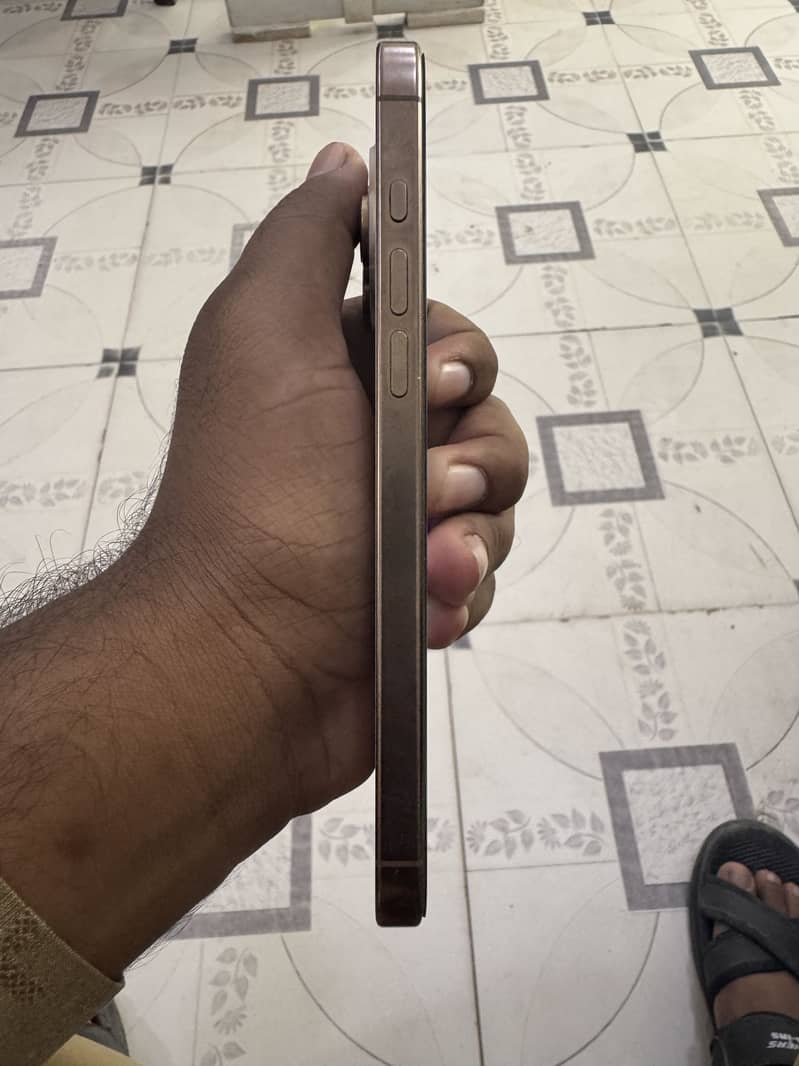 Apple iPhone 16 Pro Max 0