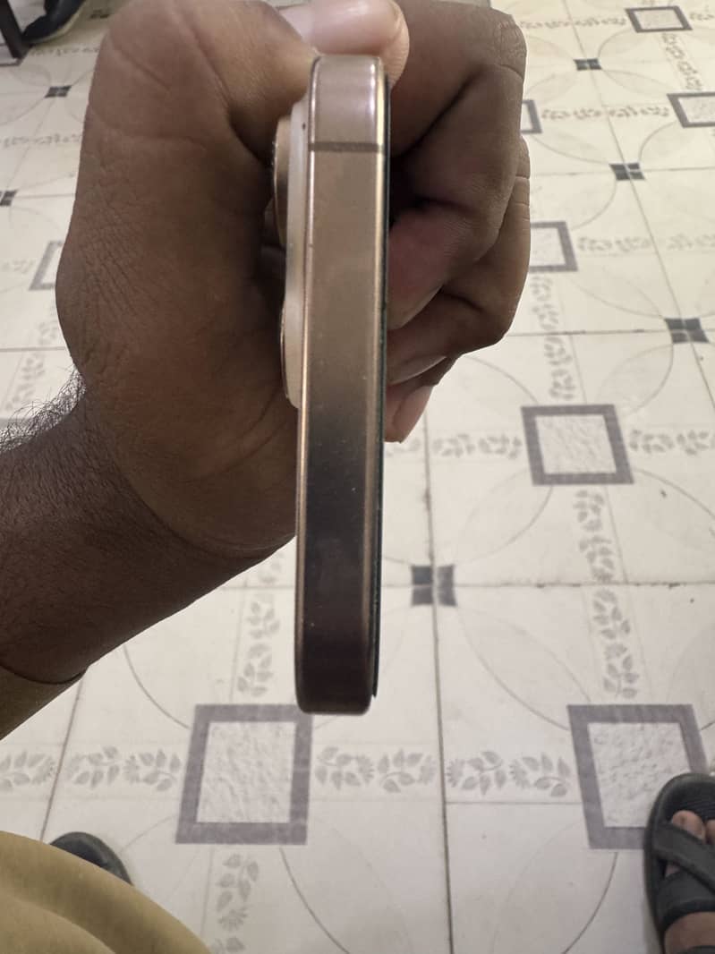 Apple iPhone 16 Pro Max 2
