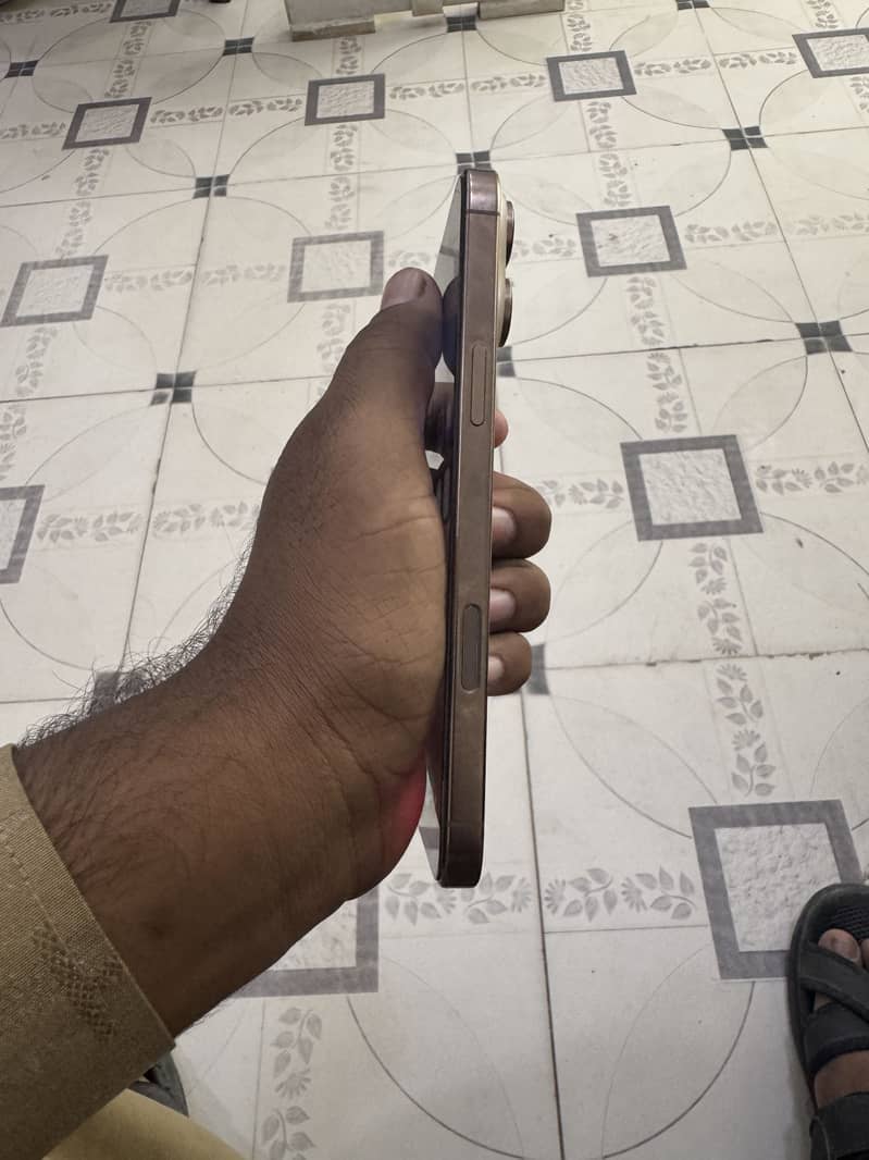 Apple iPhone 16 Pro Max 7