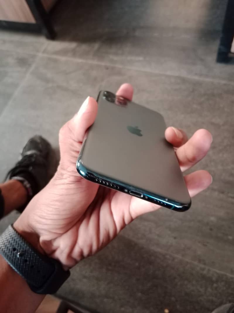 Apple iPhone 11 Pro Max 2