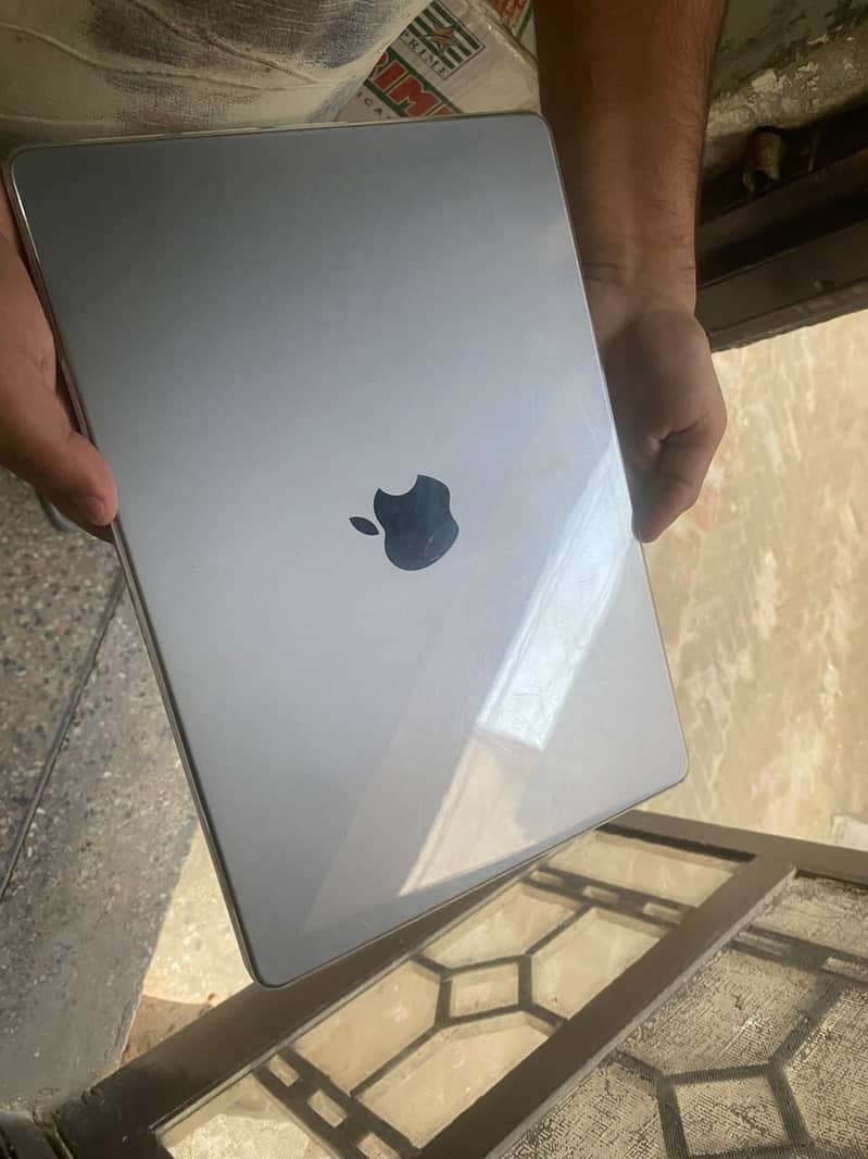 MacBook Apple M2 Pro 1