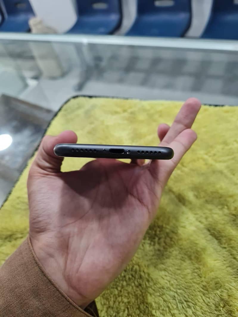 Apple iPhone 8 3