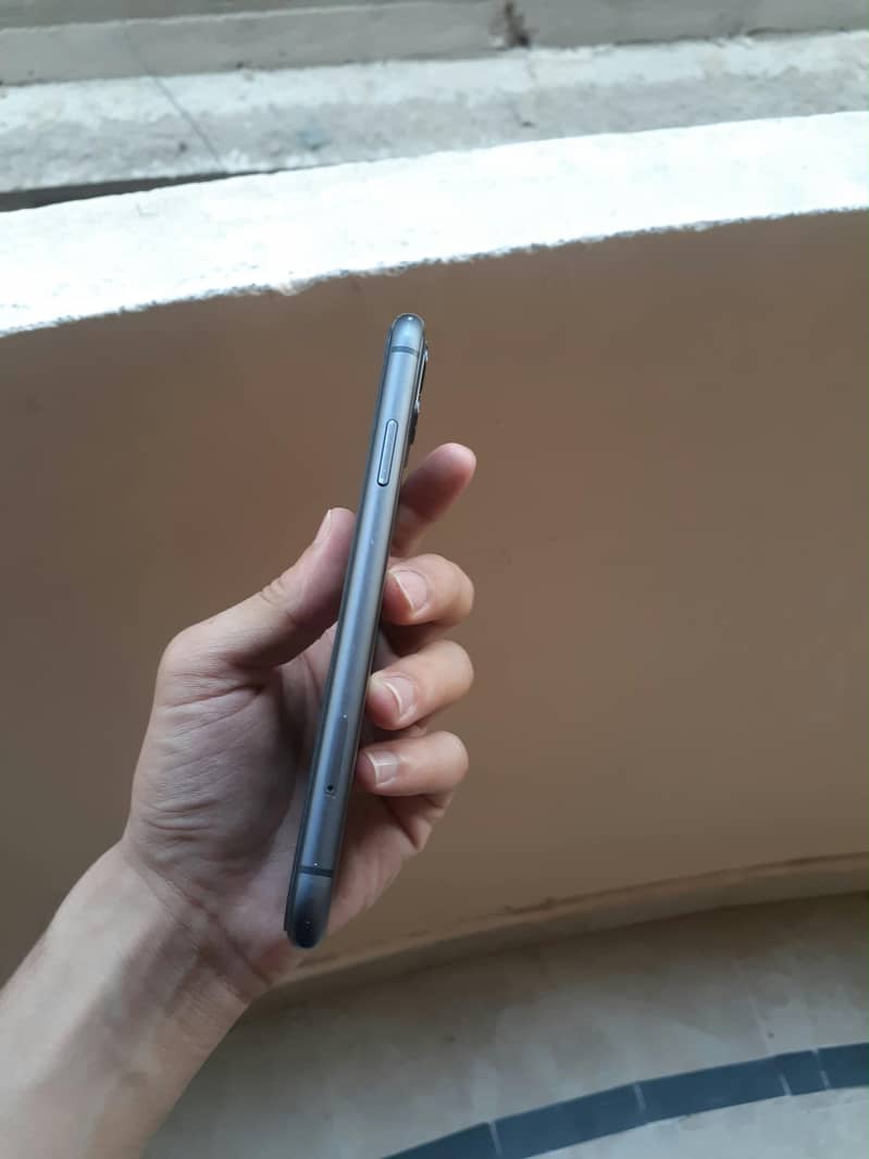 iPhone 11 water pack 1