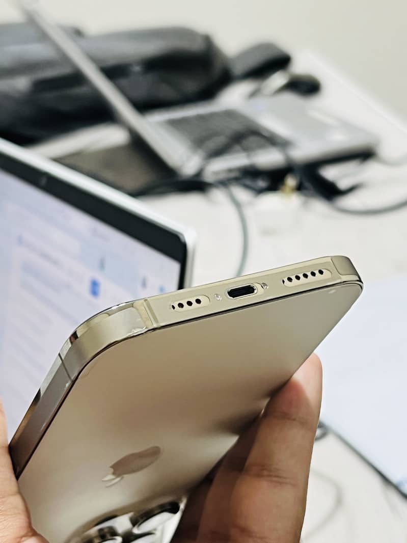 Apple iPhone 14 Pro Max 4