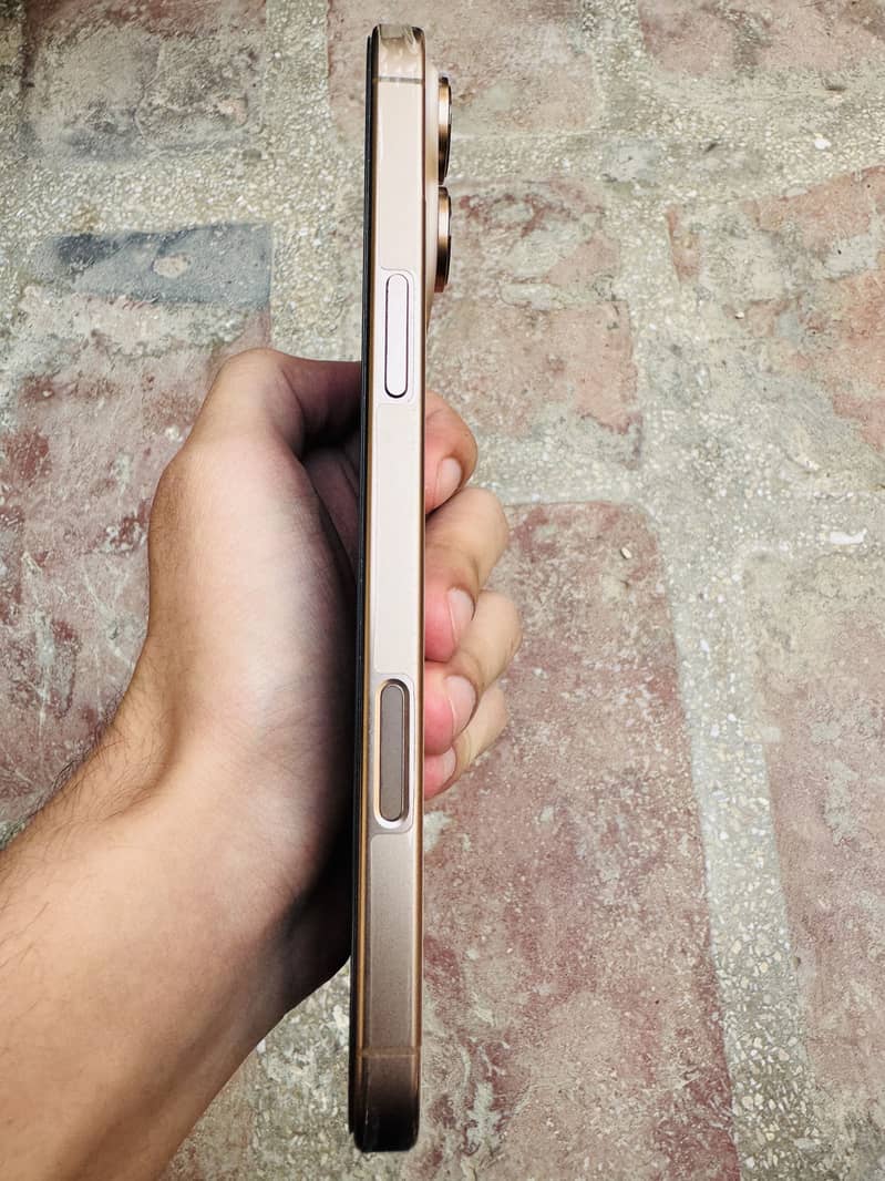Apple iPhone 16 Pro Max 3