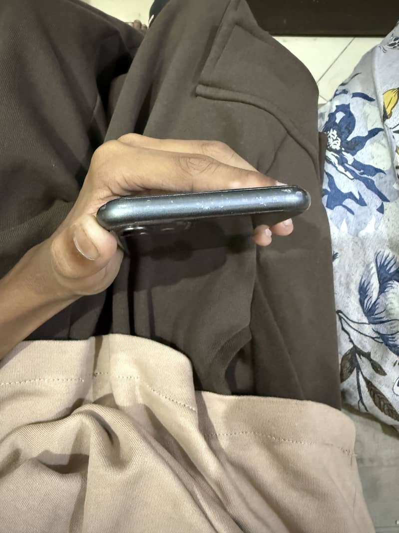 Apple iPhone 11 4