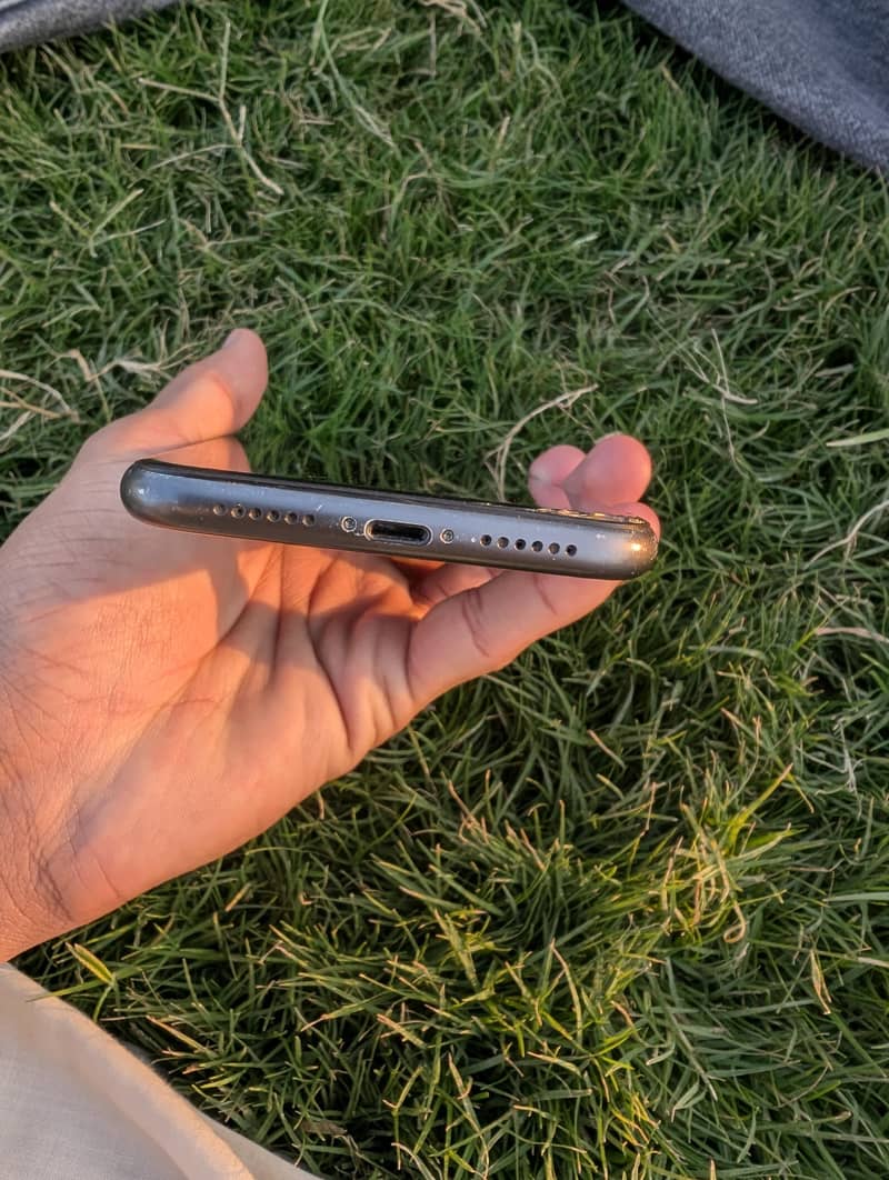 Apple iPhone 11 4