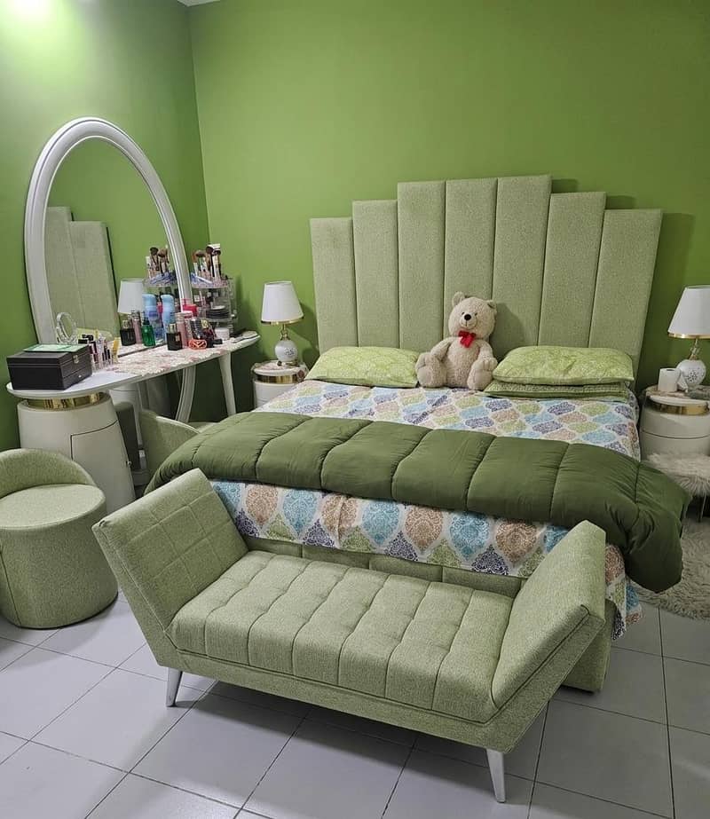 Queen bed set 0