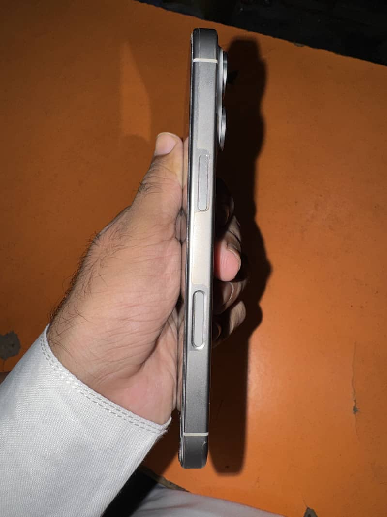 Apple iPhone 16 Pro FU 1