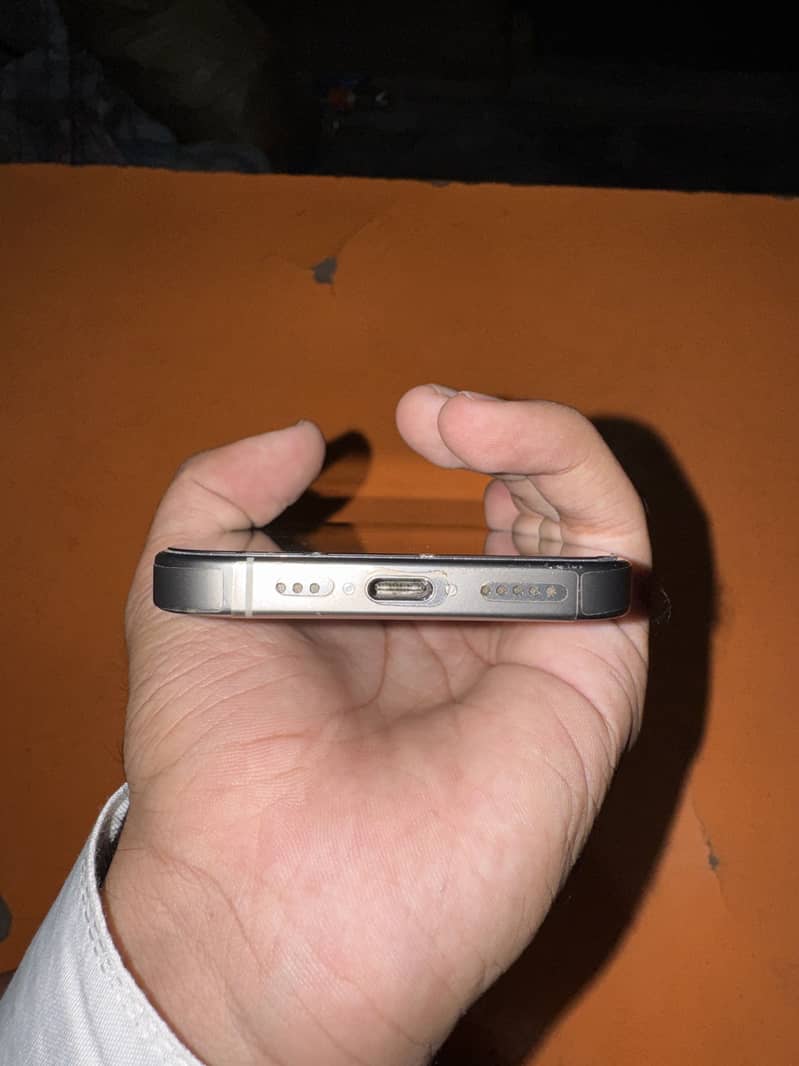 Apple iPhone 16 Pro FU 2