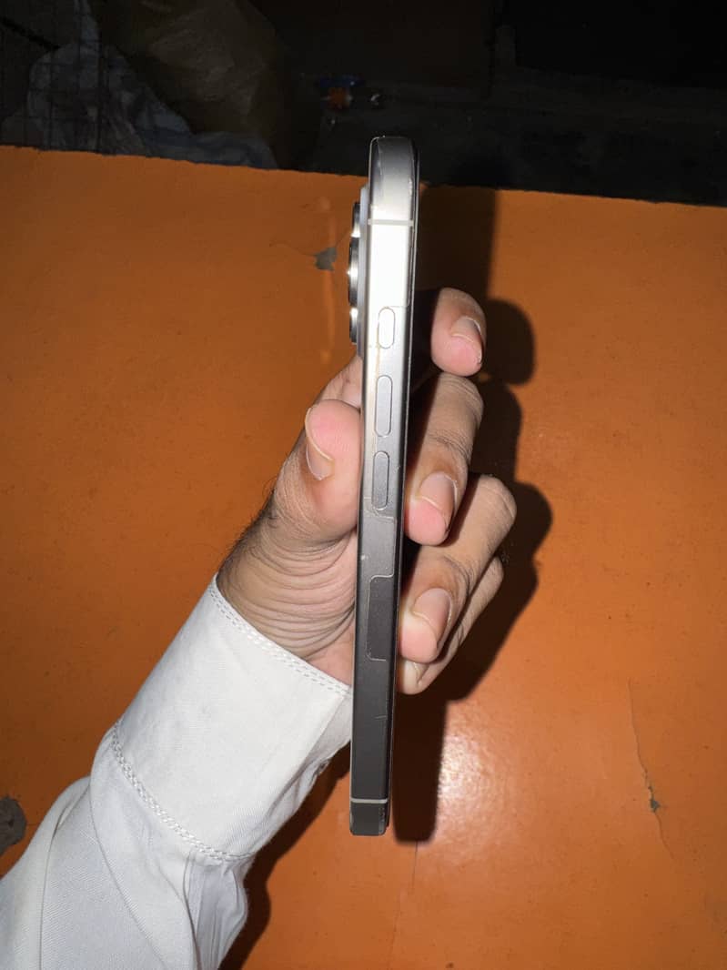 Apple iPhone 16 Pro FU 3