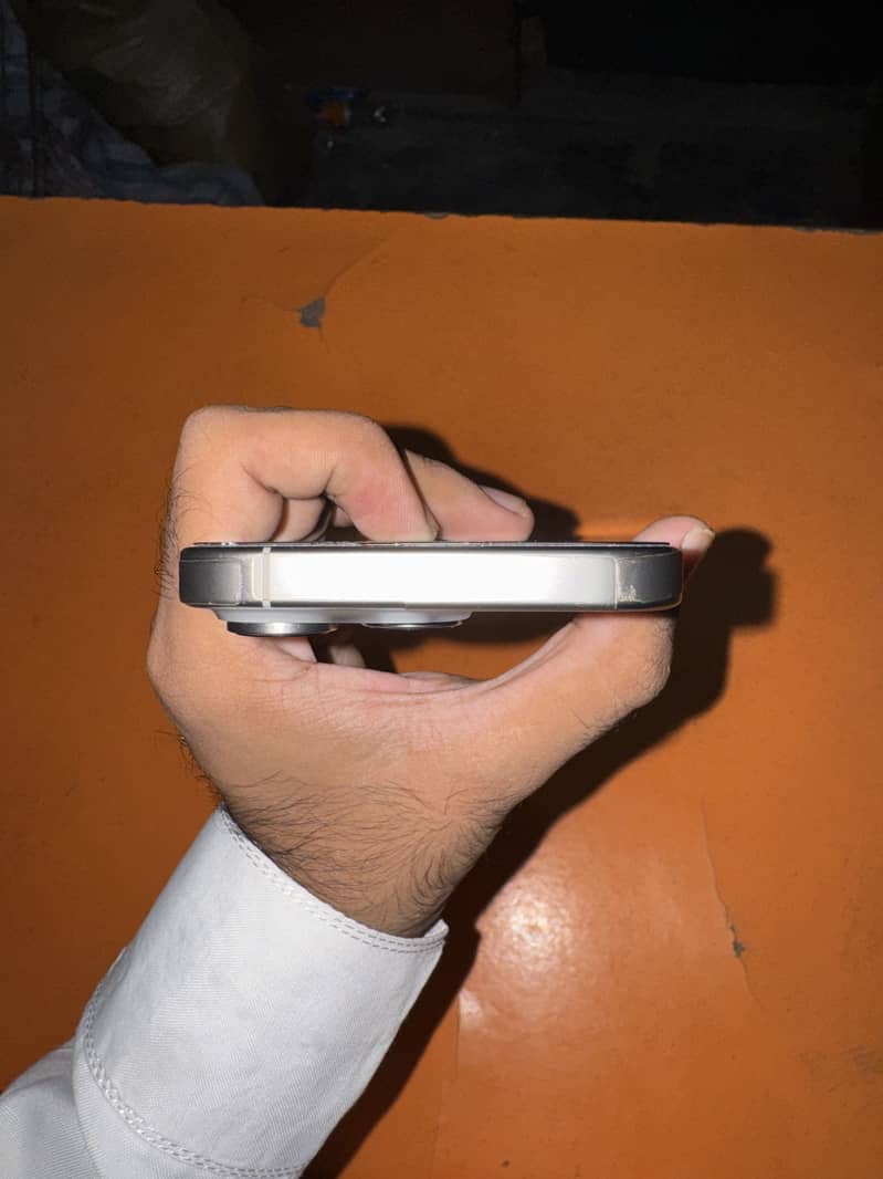Apple iPhone 16 Pro FU 4