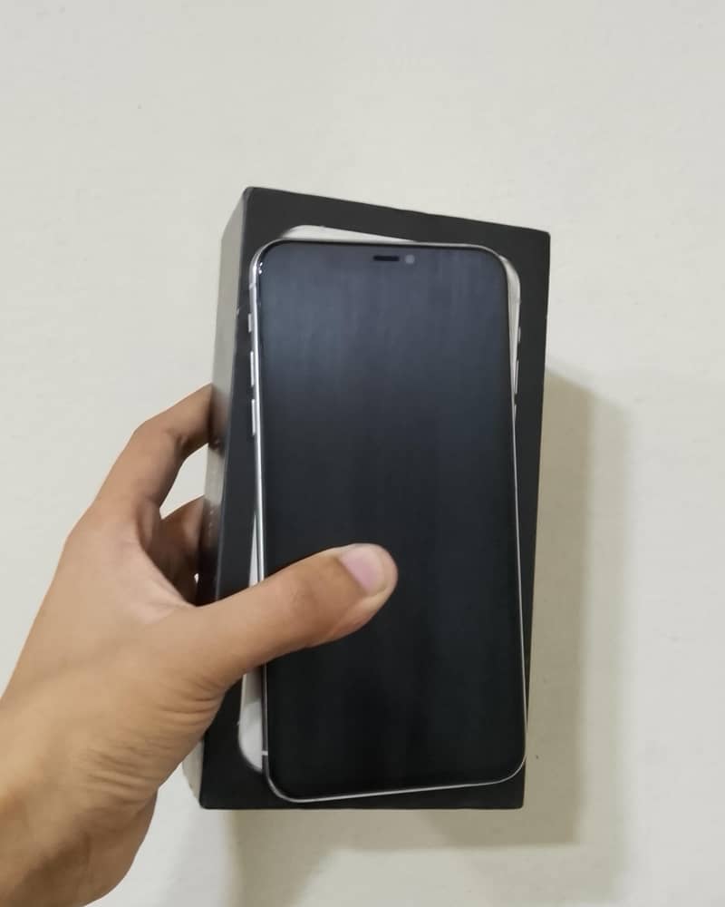 Apple iPhone 11 Pro Max. . Read description. . 3
