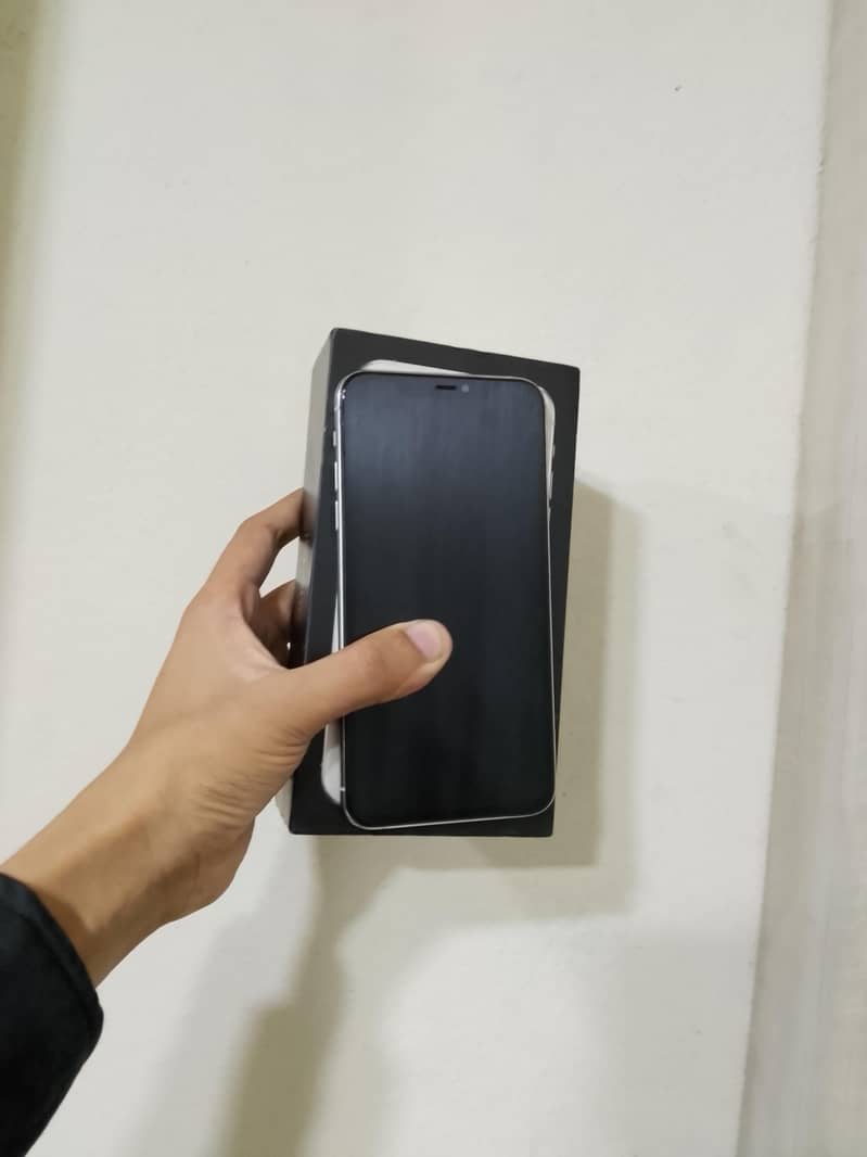 Apple iPhone 11 Pro Max. . Read description. . 4