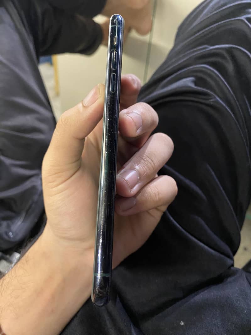 Apple iPhone 11 Pro Max 4