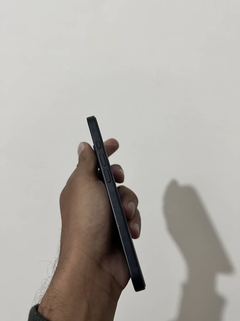Apple iPhone 16 2