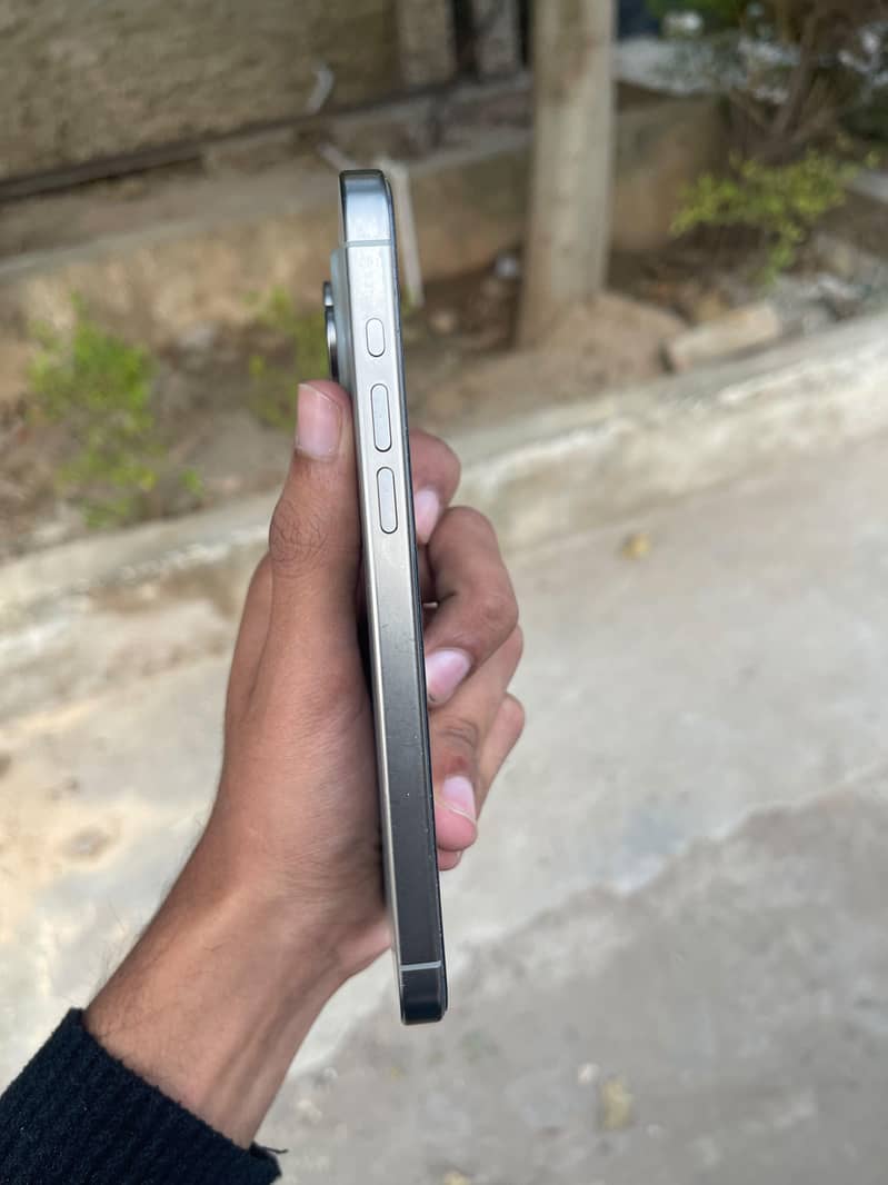 Apple iPhone 15 Pro Max 2