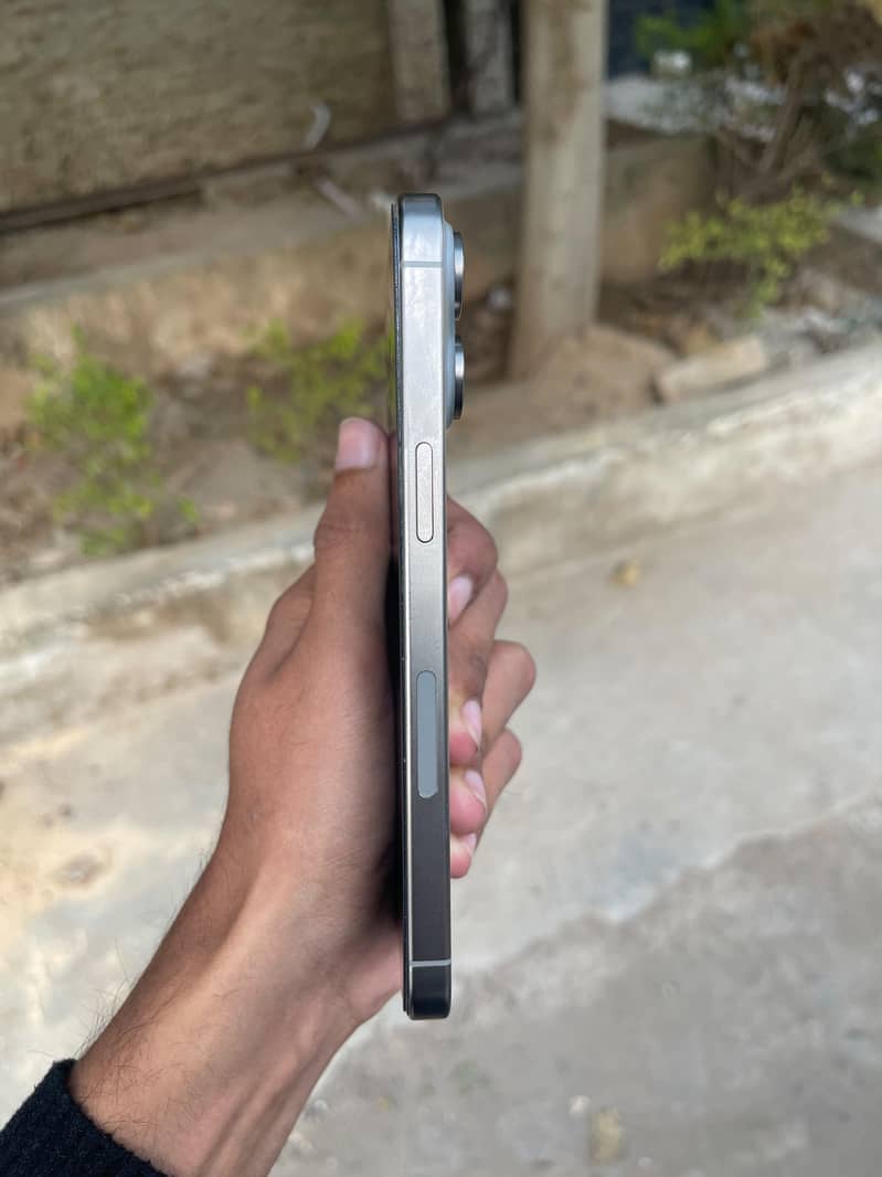 Apple iPhone 15 Pro Max 4