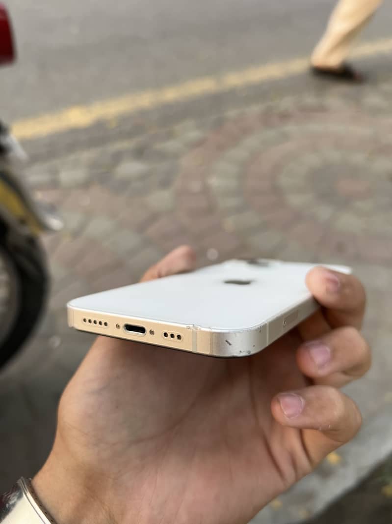 Apple iPhone 13 2