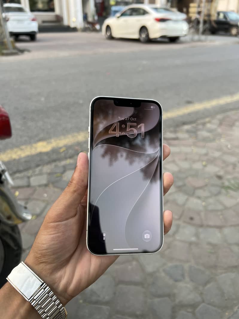 Apple iPhone 13 4