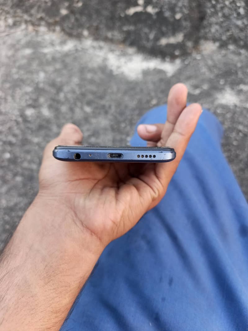 Tecno Spark 8C 4