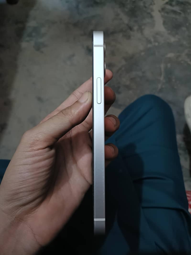Apple iPhone 12 4