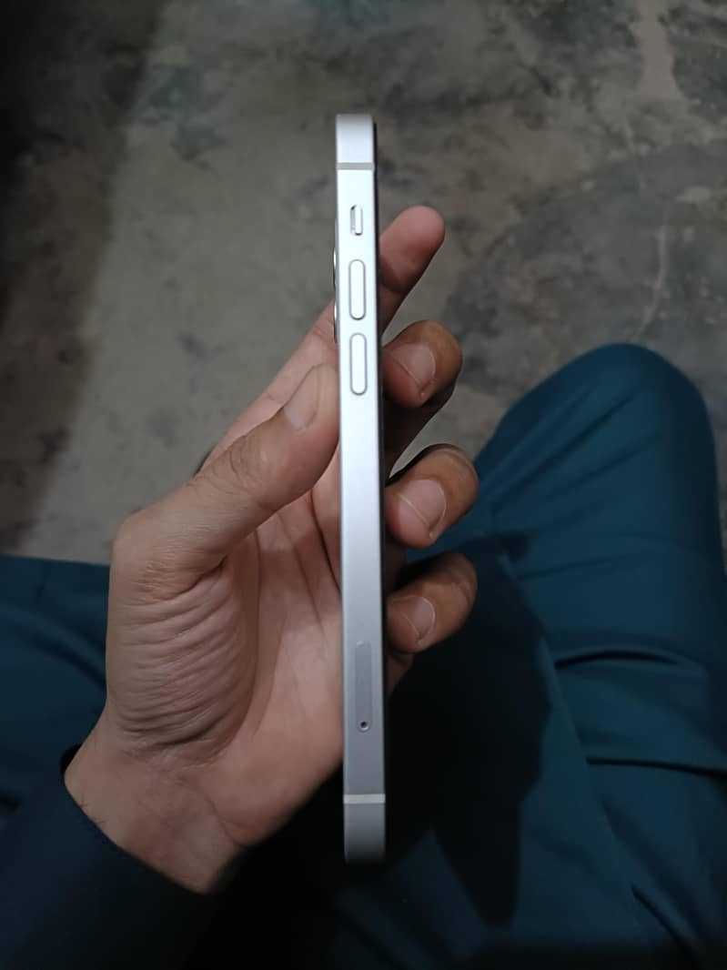 Apple iPhone 12 6