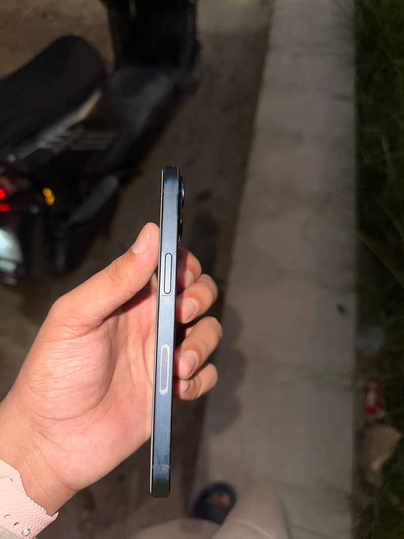 Apple iPhone 13 2