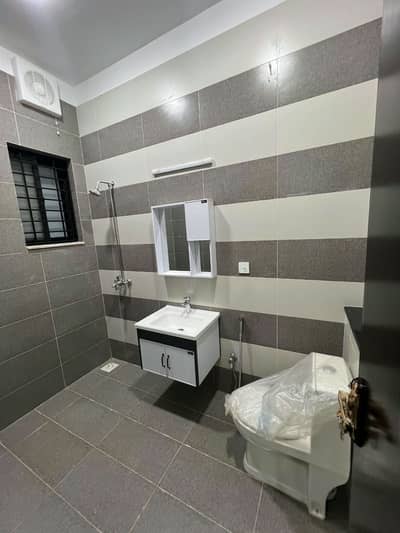 1 kanal upper portion almost brand new