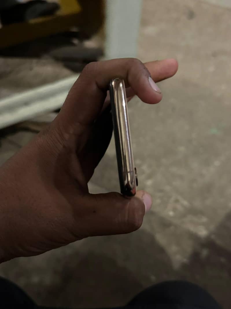 Apple iPhone XS 4